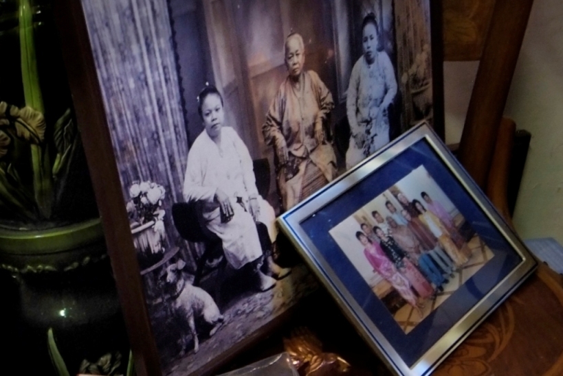 Photos of traditional Peranakan families
